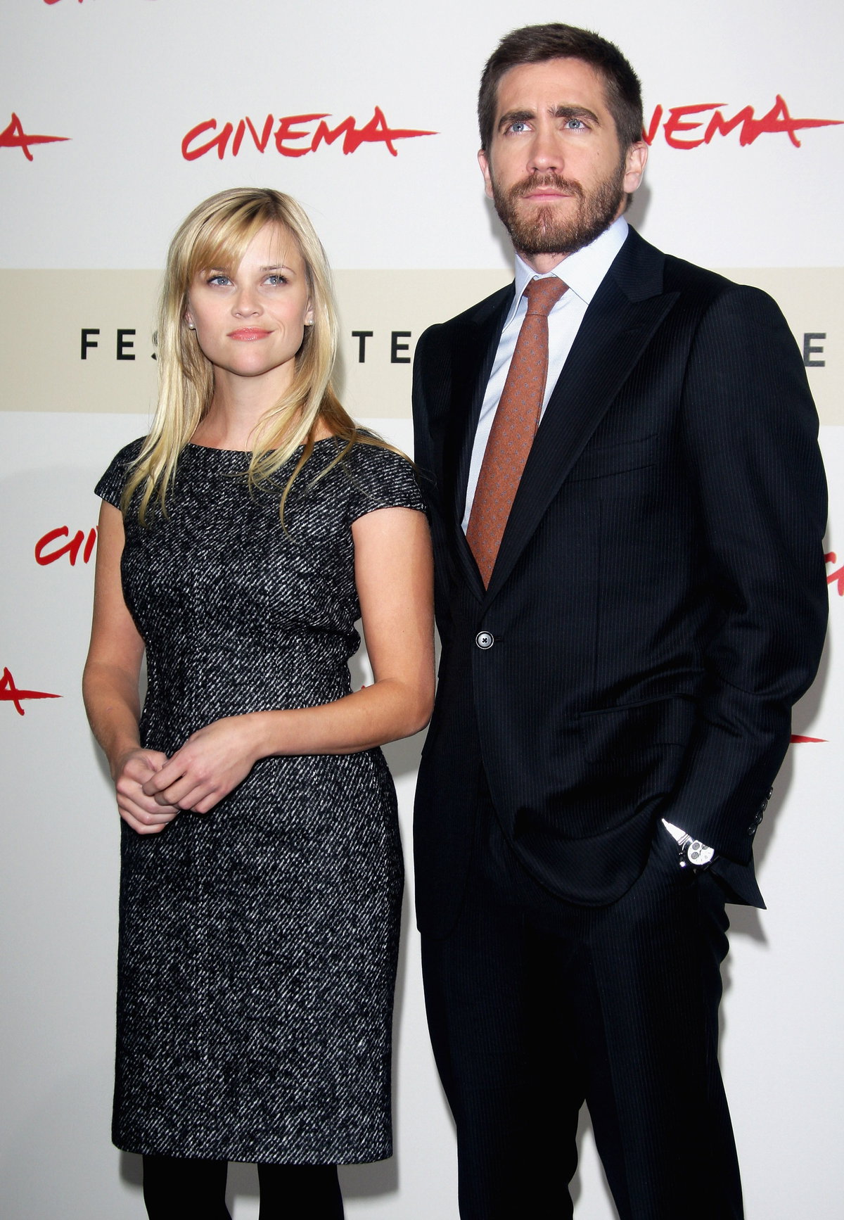 Reese Witherspoon und Jake Gyllenhall stehen nebeneinander