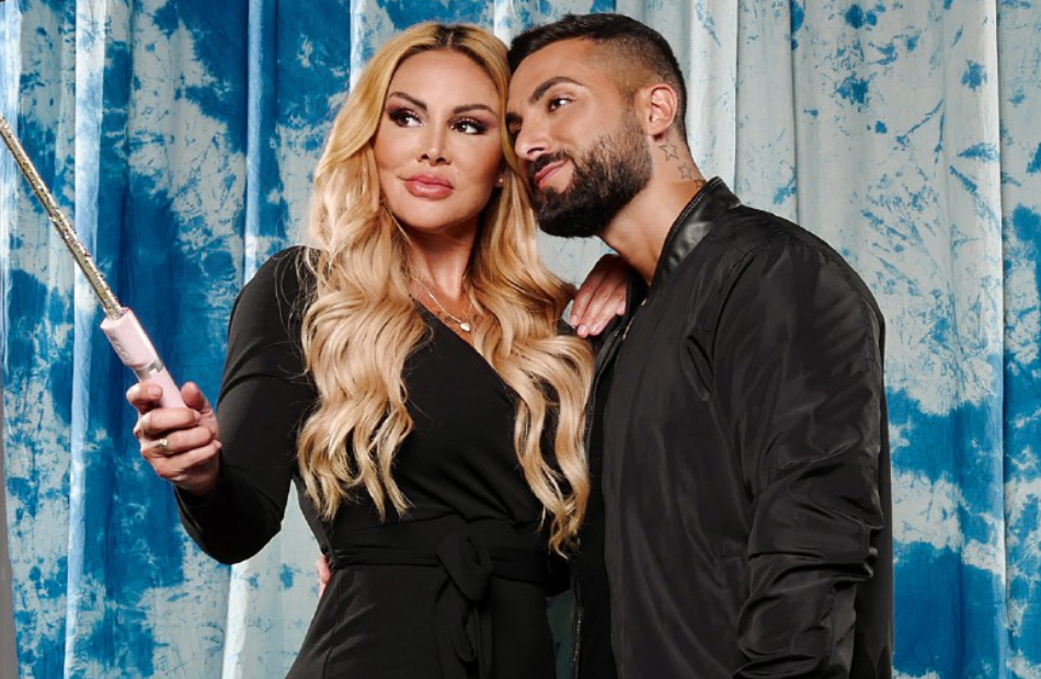Lisha und Lou posieren mit einem Selfiestick für das "Sommerhaus der Stars"