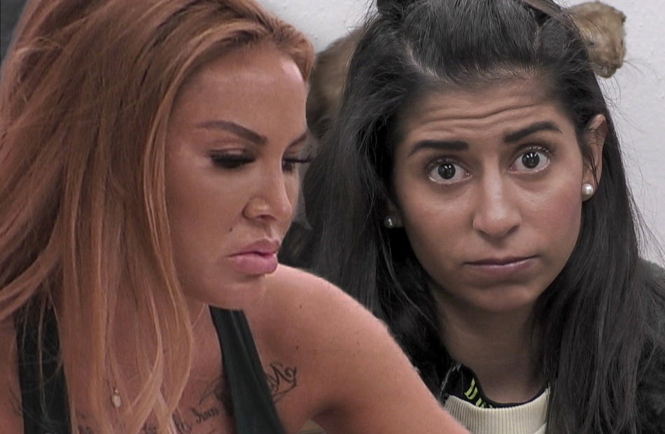 Lisha guckt im "Sommerhaus der Stars" nach unten, Eva Benetatou guckt traurig