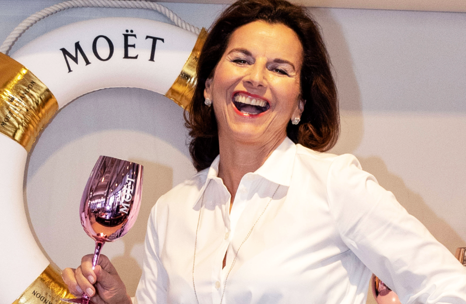 Claudia Obert freut sich mit Champagner.