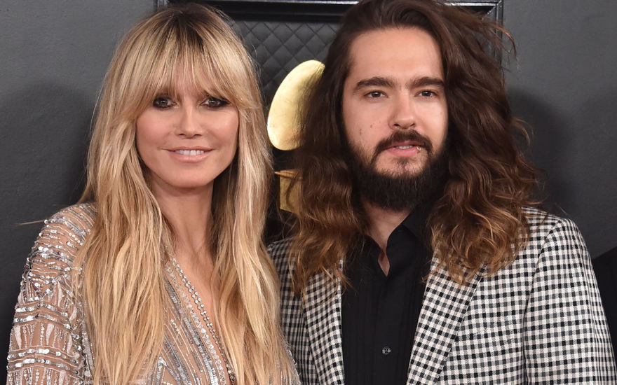 Heidi Klum lächelt, Tom Kaulitz ernst