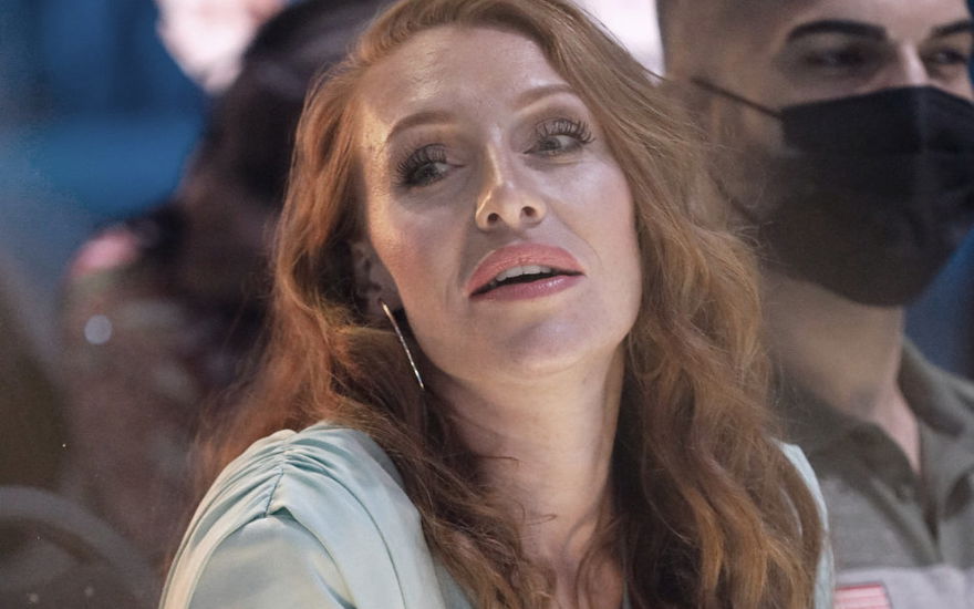 Georgina Fleur guckt erstaunt.