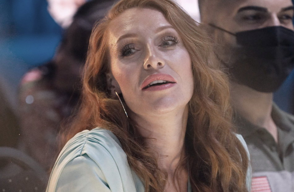 Georgina Fleur guckt erstaunt.