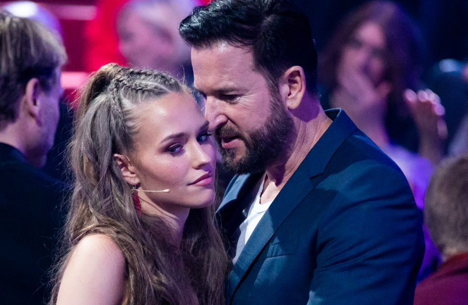 Laura Müller guckt ernst zur Seite, Michael Wendler flüstert ihr was ins Ohr