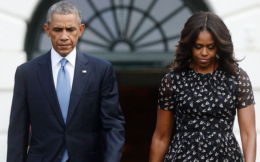 Barack und Michelle Obama gucken nach unten
