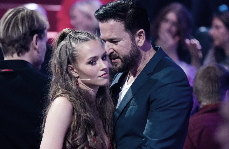 Michael Wendler flüstert Laura Müller etwas ins Ohr