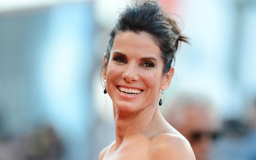 Sandra Bullock lächelt zur Seite