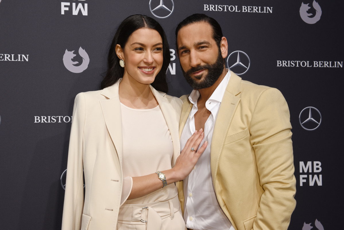 Rebecca Mir und Massimo Sinató posieren glücklich