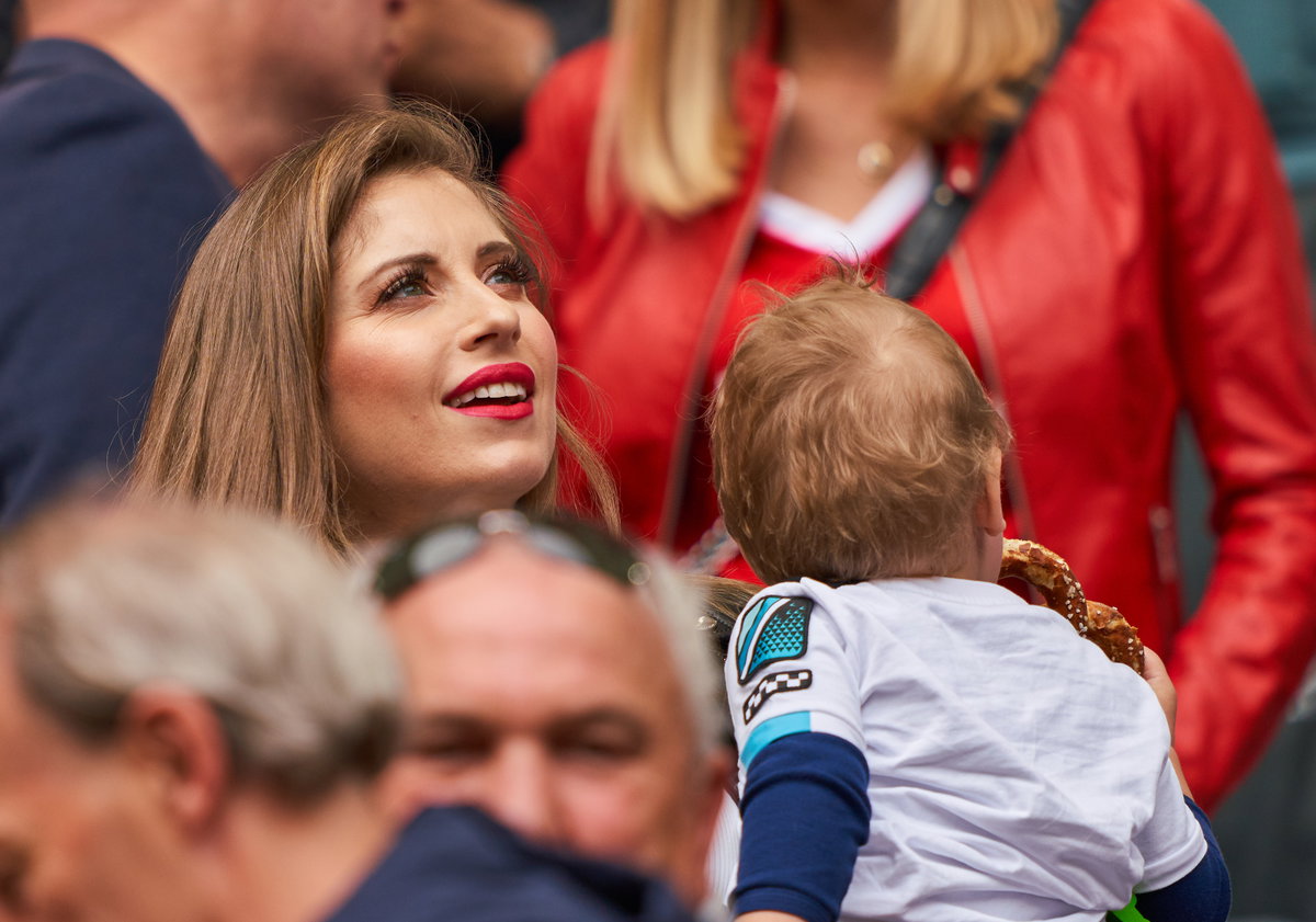 Cathy Hummels mit Sohn Ludwig im Stadion