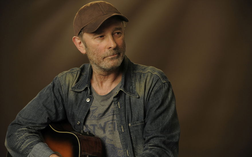 Wolfgang Petry traurig mit Gitarre und Cap