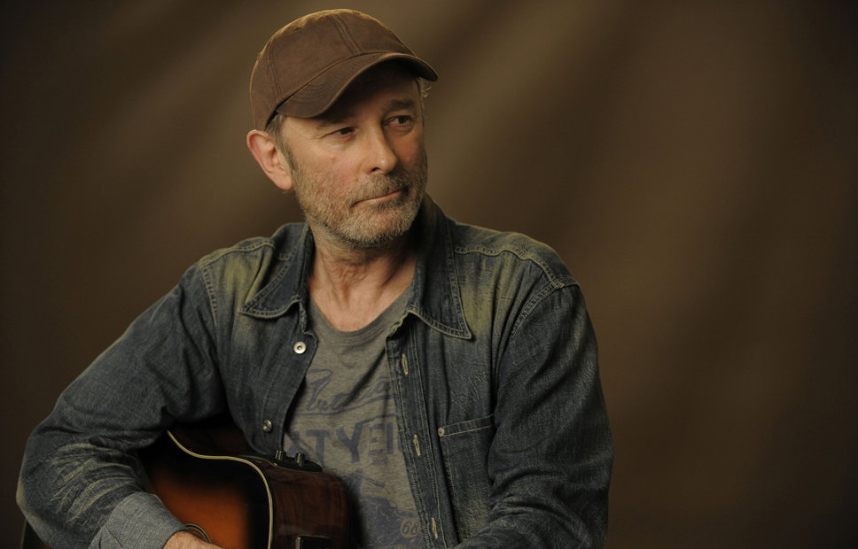 Wolfgang Petry traurig mit Gitarre und Cap