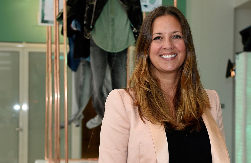 Dana Schweiger im lachsfarbenen Blazer strahlt