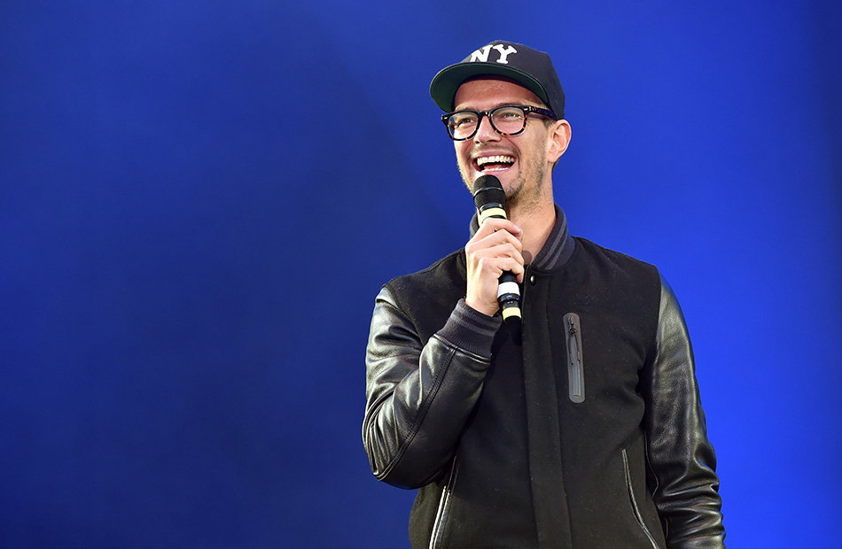 Joko Winterscheidt lacht beim Moderieren