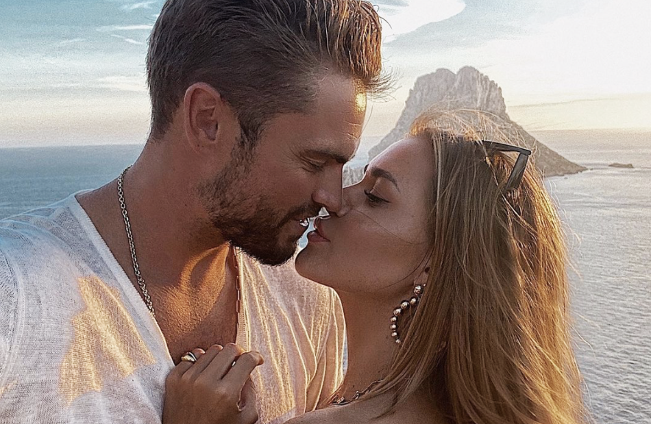 Johannes und Jessica Haller küssen sich fast vor dem Meer.