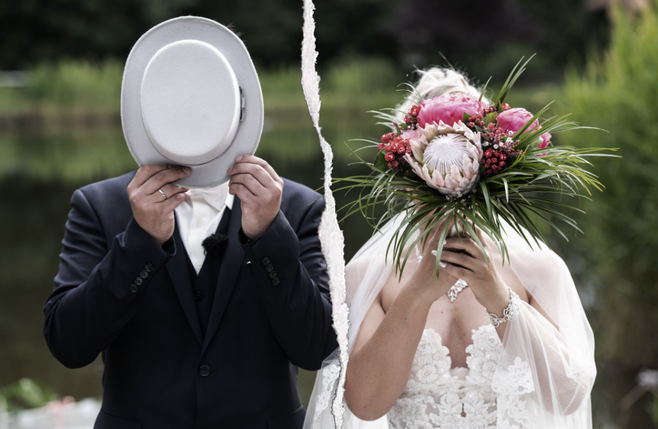 "Hochzeit auf den ersten Blick"-Brautpaar verdeckt die Gesichter mit Riss in der Mitte.