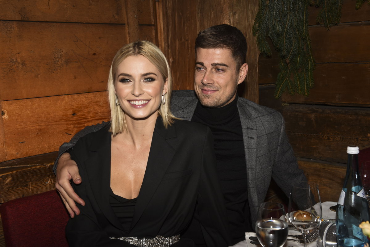 Lena Gercke strahlt, Dustin Schöne schaut sie an