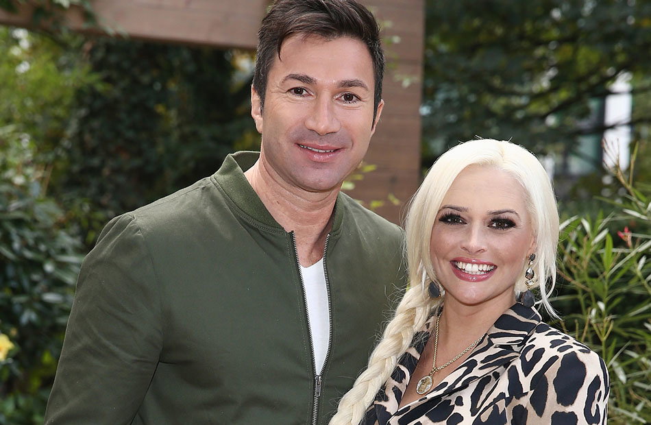 Lucas Cordalis und Daniela Katzenberger stehen Arm in Arm