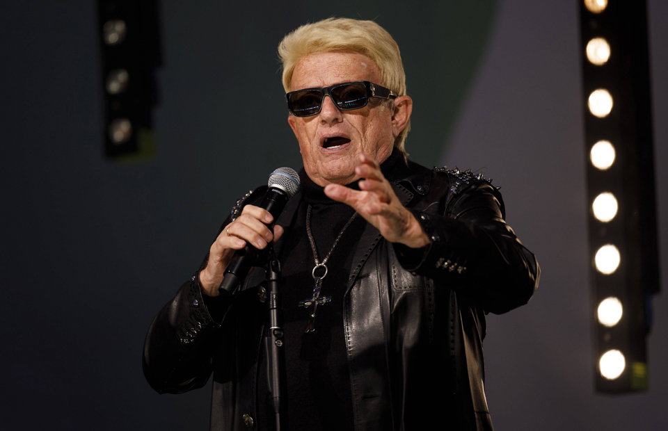Heino steht auf der Bühne und singt