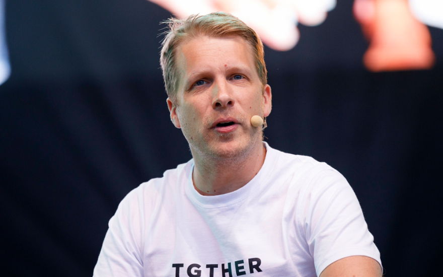 Oliver Pocher guckt grübelnd in die Kamera