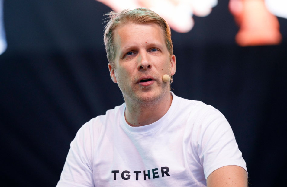 Oliver Pocher guckt grübelnd in die Kamera