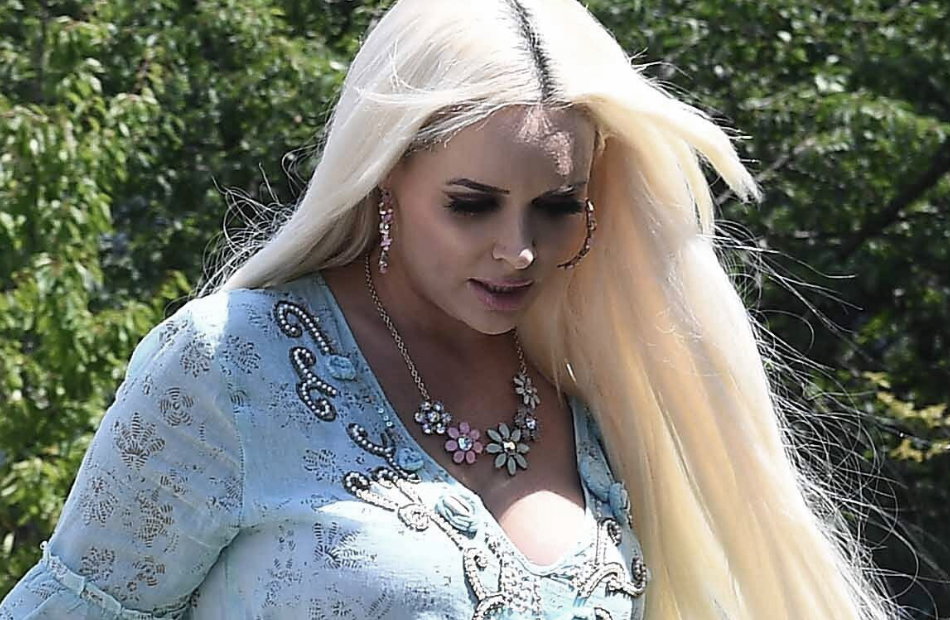Daniela Katzenberger guckt traurig nach unten