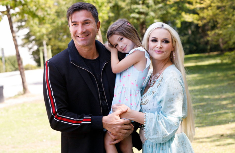 Lucas Cordalis und Daniela Katzenberger mit Tochter Sophia auf dem Arm