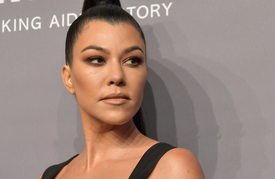 Kourtney Kardashian schaut zur Seite