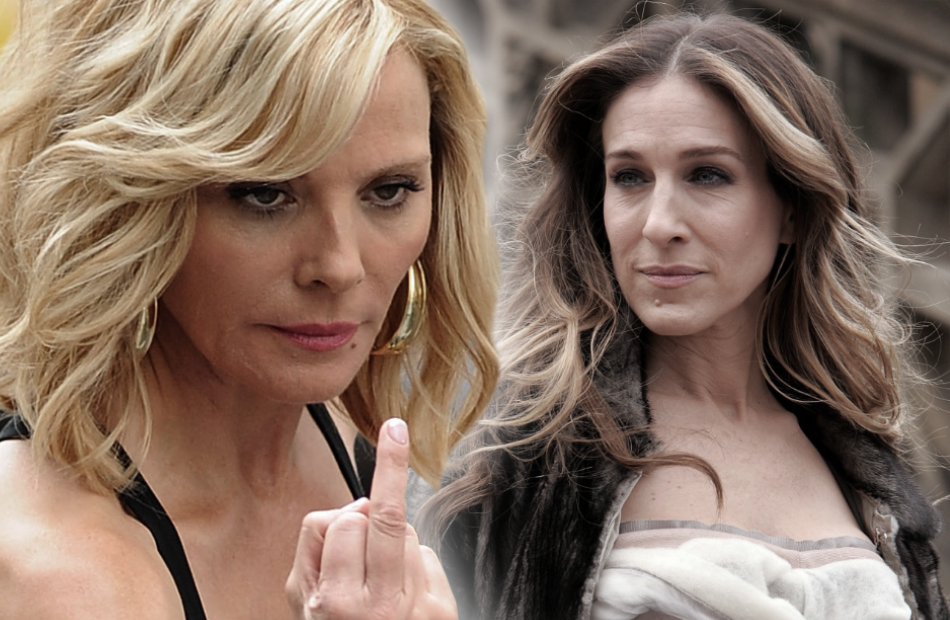 Collage von Kim Cattrall wie sie ihren Mittelfinger zeigt und Sarah Jessica Parker wie emotionslos guckt.