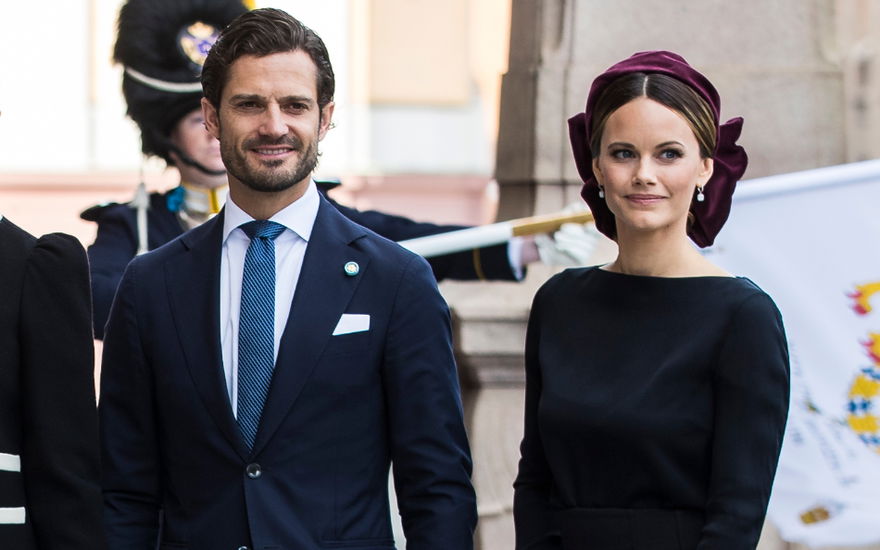 Carl Philip und Sofia lächeln leicht und schauen zur Seite
