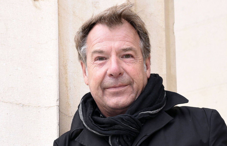 Patrick Lindner vor einer Säule, lächelt leicht