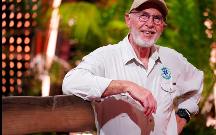 Dr. Bob stützt sich auf Holzbalken
