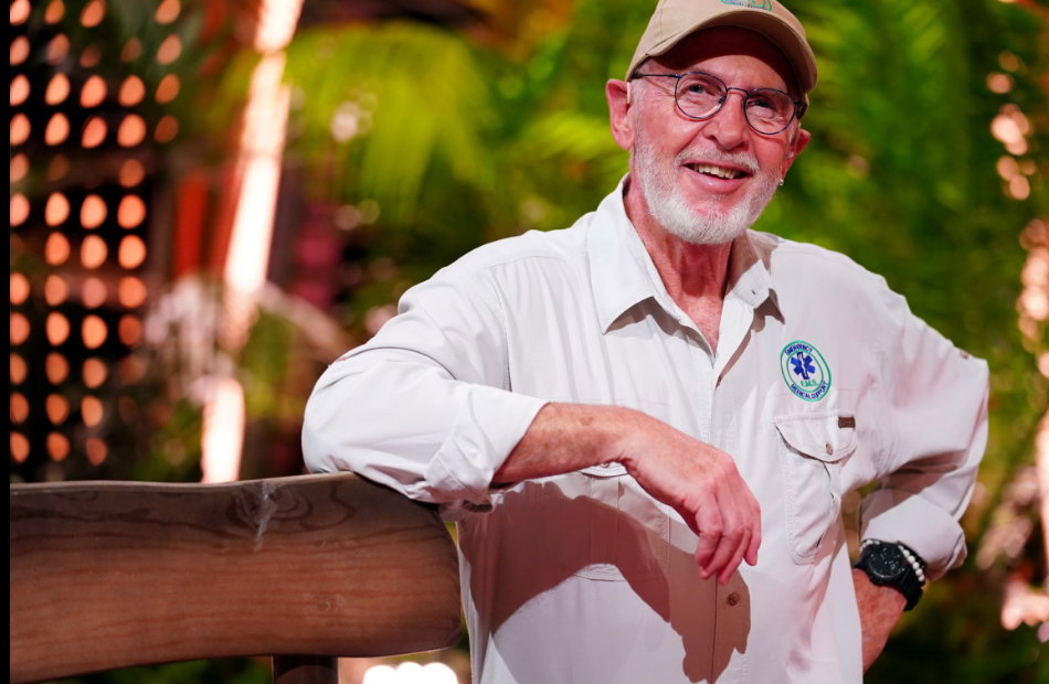 Dr. Bob stützt sich auf Holzbalken
