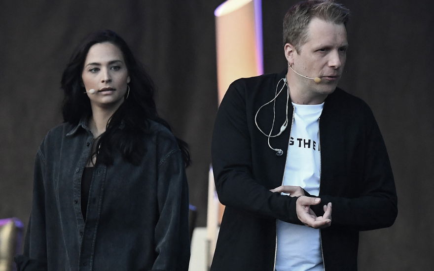 Amira guckt ernst zur Seite und Oliver steht mit dem Rücken zu ihr.