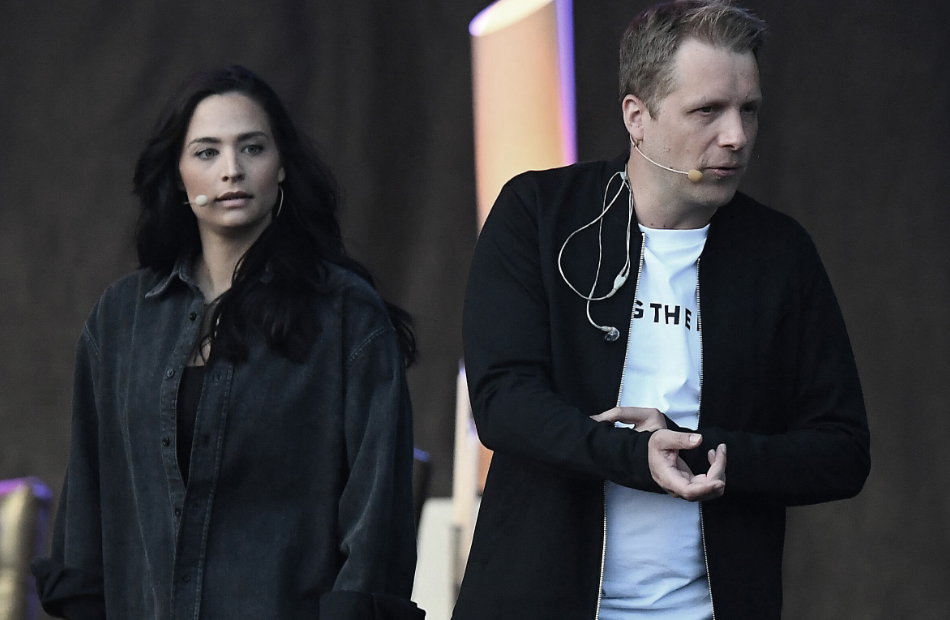 Amira guckt ernst zur Seite und Oliver steht mit dem Rücken zu ihr.
