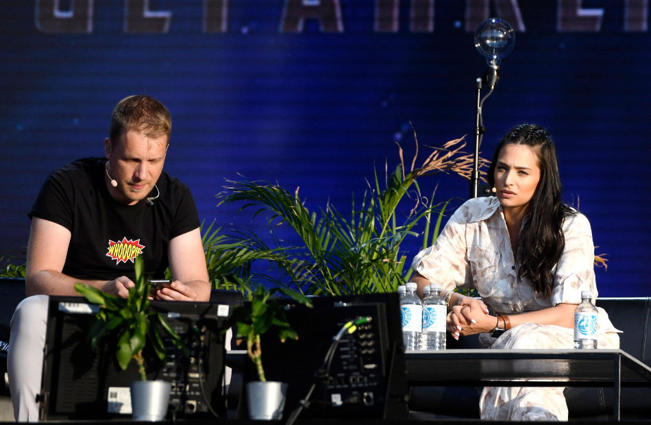 Oliver und Amira Pocher sitzen auf der Bühne