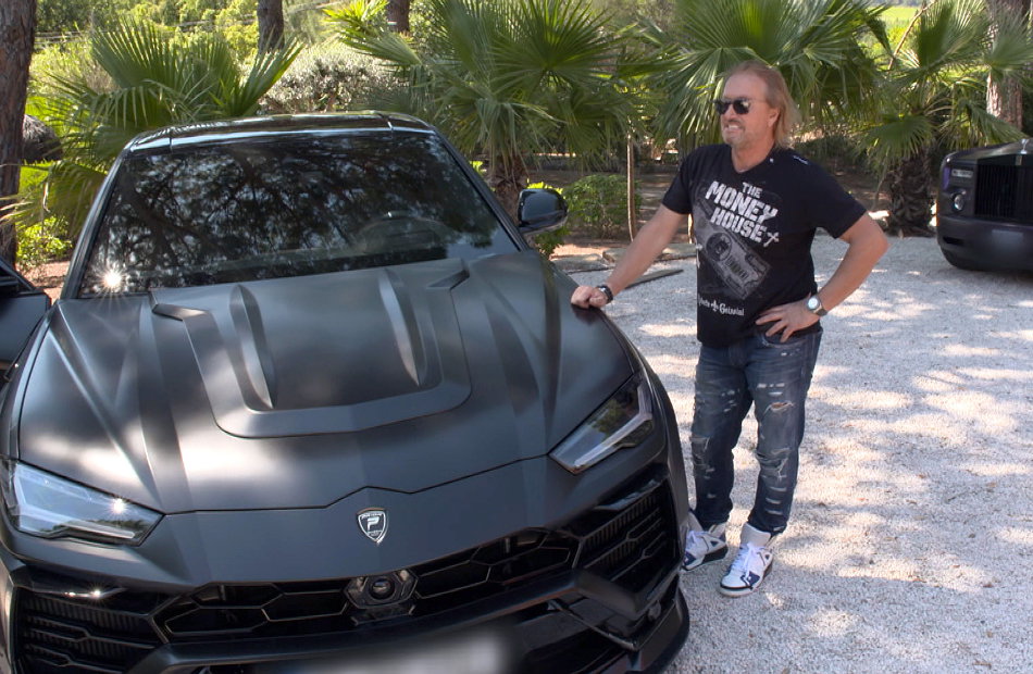 Robert Geiss mit seinem Auto und Sonnenbrille.