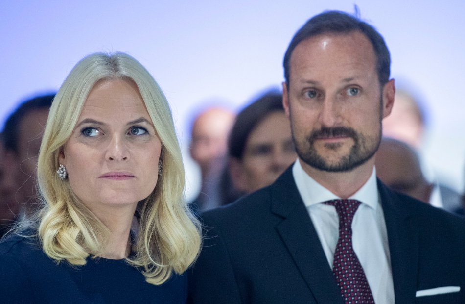 Mette-Marit und Ehemann Prinz Haakon von Norwegen schauen ernst.