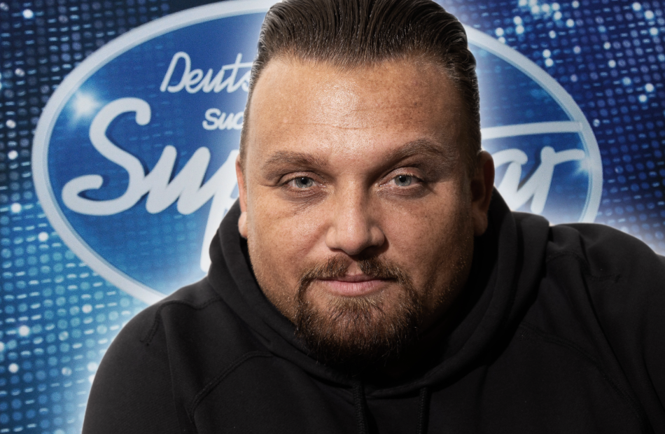 Menowin Fröhlich ernst, DSDS-Logo im Hintergrund