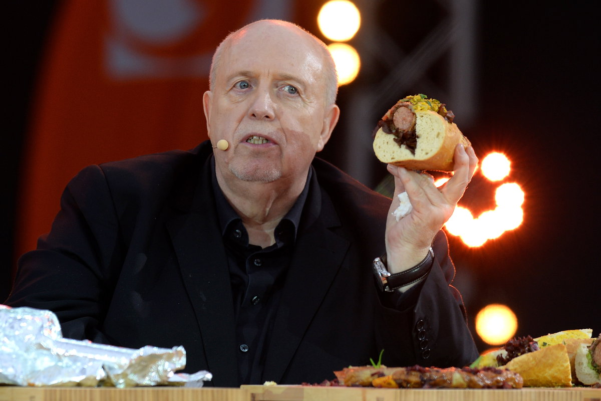 Reiner Calmund isst ein Brot mit Würstchen bei "Grill den Henssler"