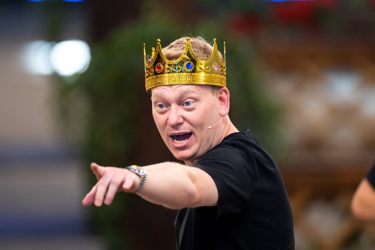 Knossi zeigt mit einem Finger auf etwas