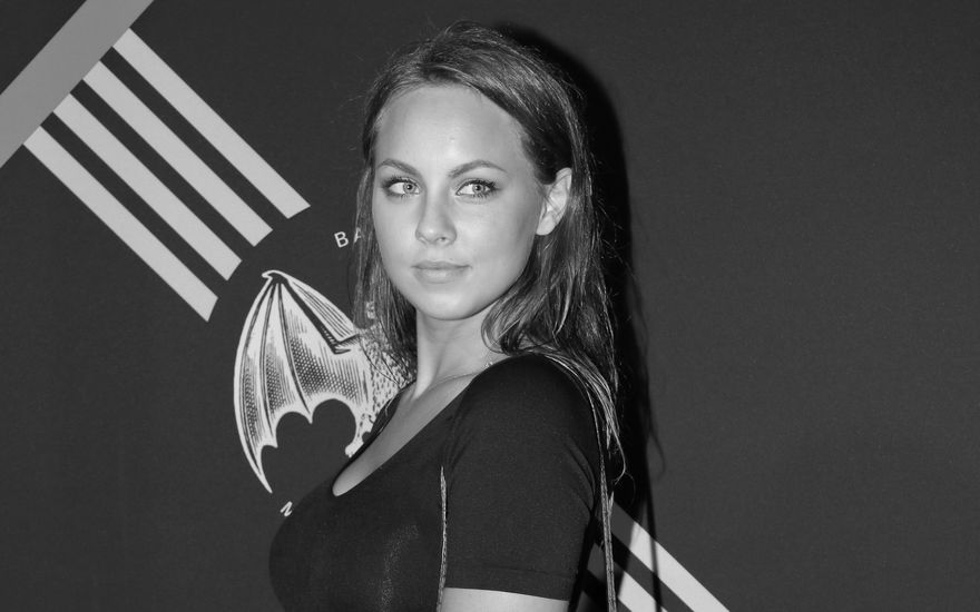 Kasia Lenhardt schaut zur Seite