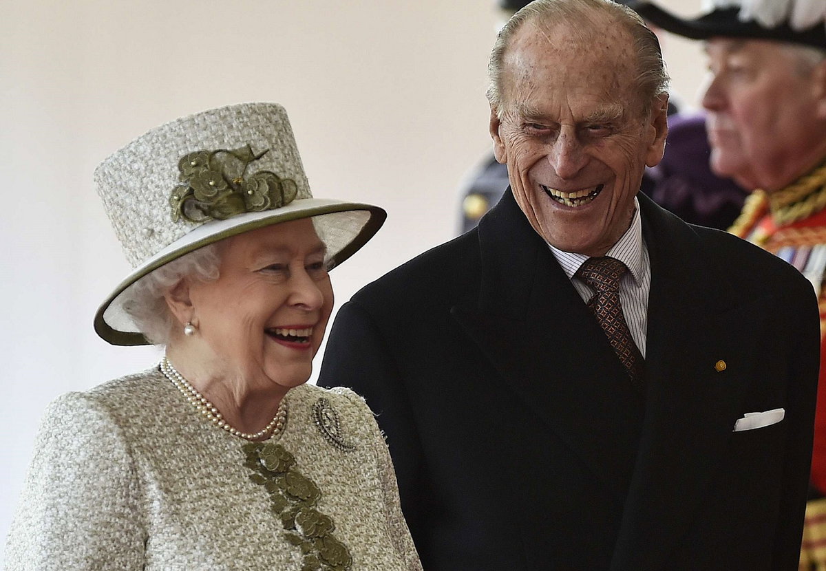Queen Elizabeth II. und Prinz Philip lachen
