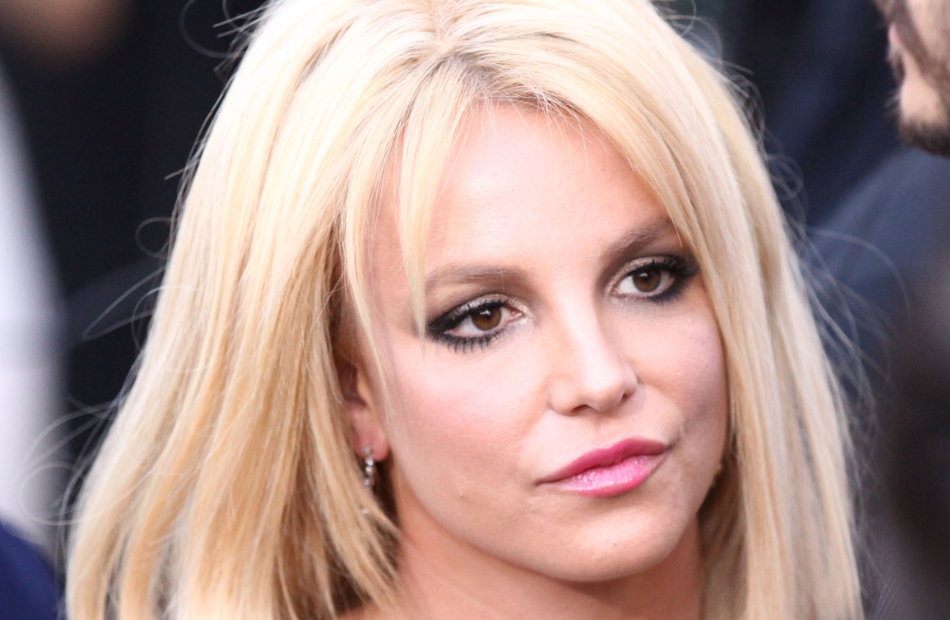 Britney Spears guckt abwesend.