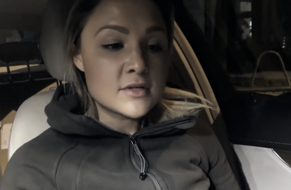 Sophia Tiel gucht traurig nach unten.