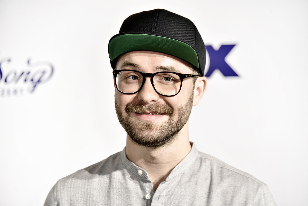 Mark Forster posiert vor einer weißen Wand