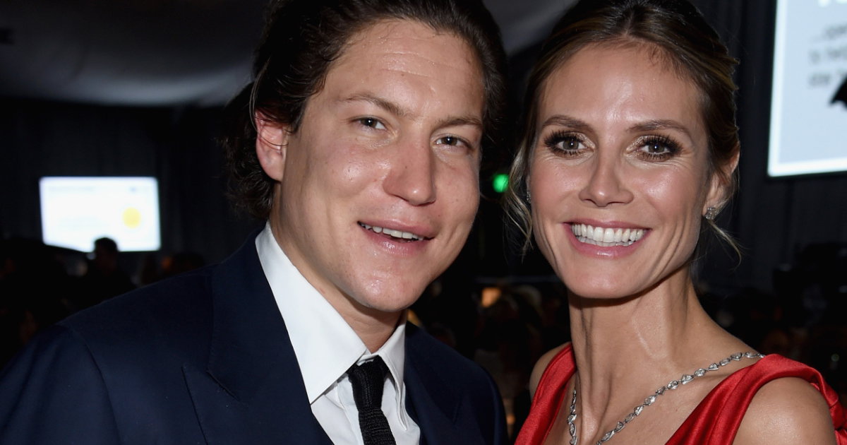 Vito Schnabel und Heidi Klum stehen nah beieinander und lächeln