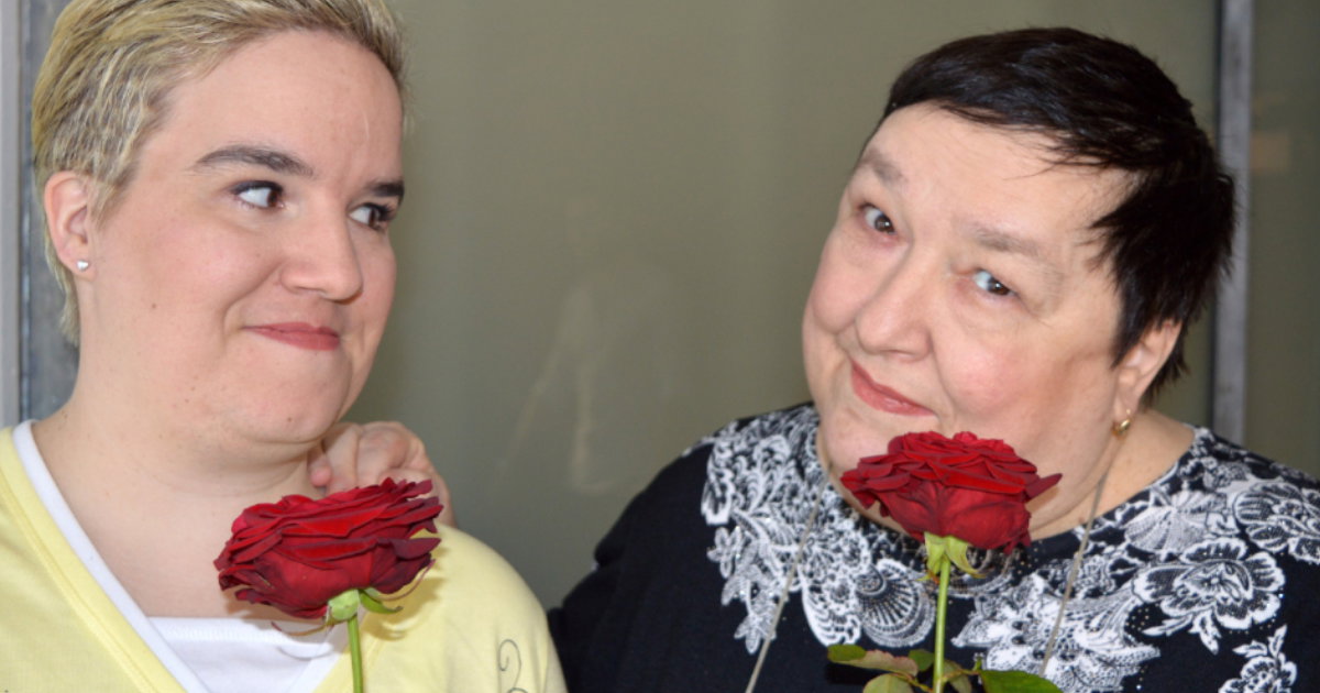 Beate Fischer und Irene mit Rosen bei "Schwiegertochter gesucht"