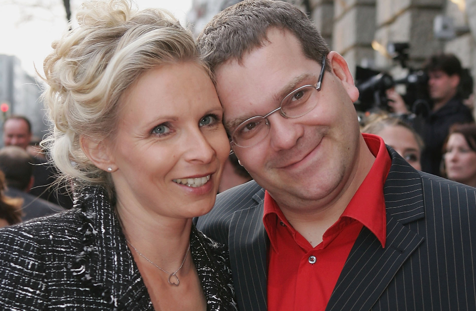 Elton und seine Frau Yvonne Duszat lächeln