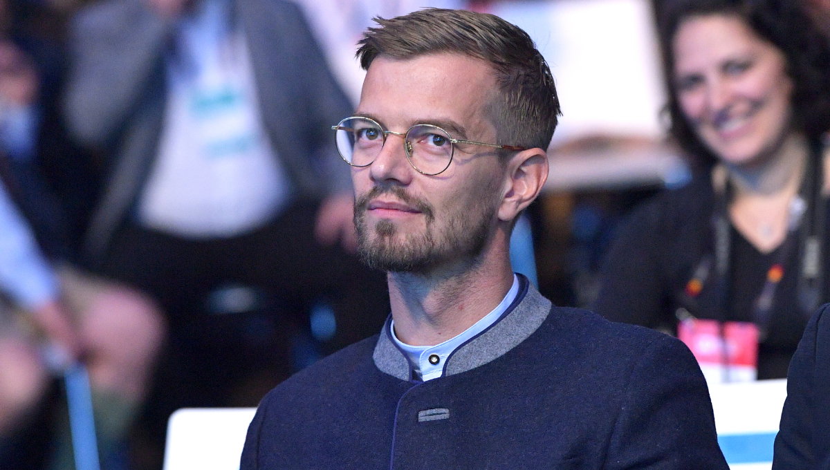Joko Winterscheidt sieht aufmerksam aus