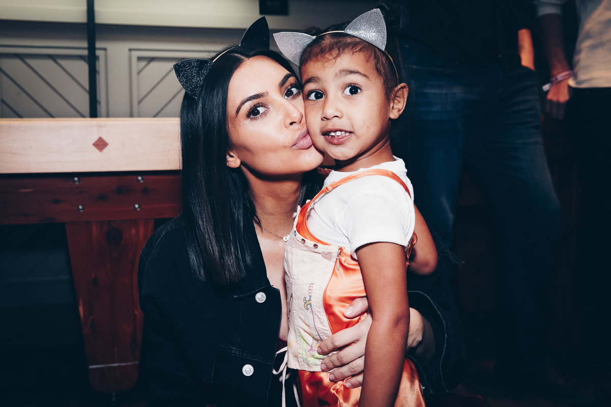 Kim Kardashian küsst North West auf die Wange